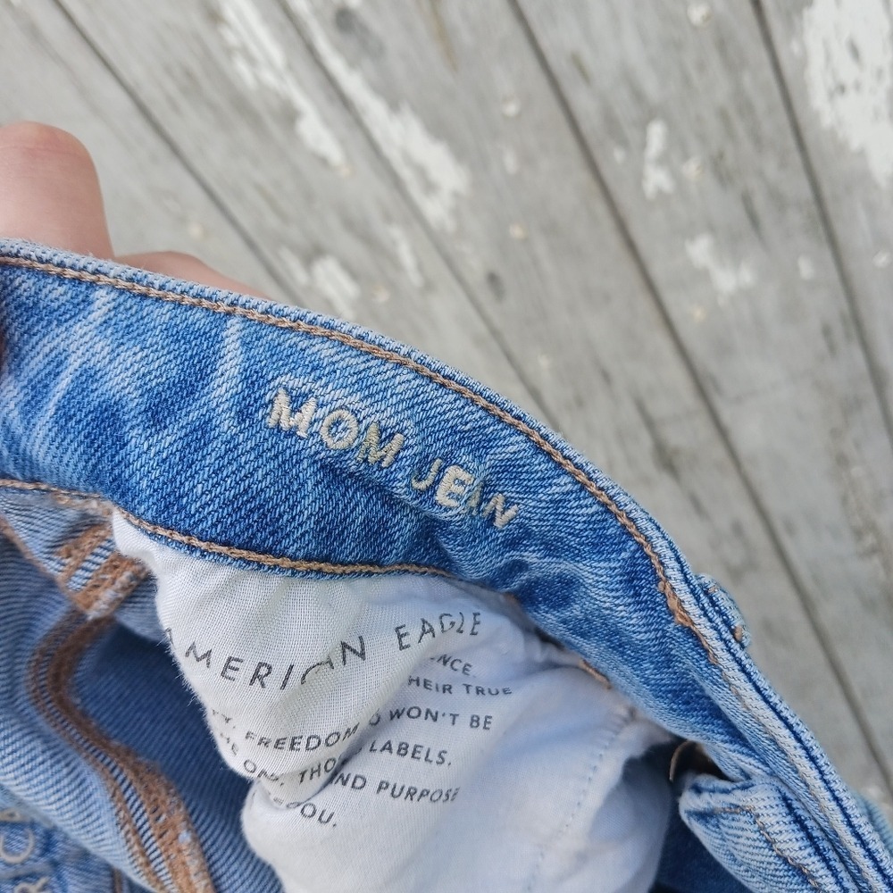 American Eagle Stretch Mom Jeans Distressed Women's Sz 2  Blue High-Rise  Denim - Picture 2 of 6